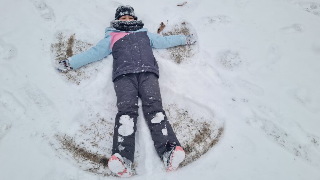 2025/26_4b_Spielen im Schnee