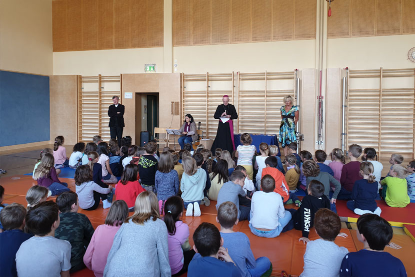 Bischofsvisitation in der Volksschule Tribuswinkel