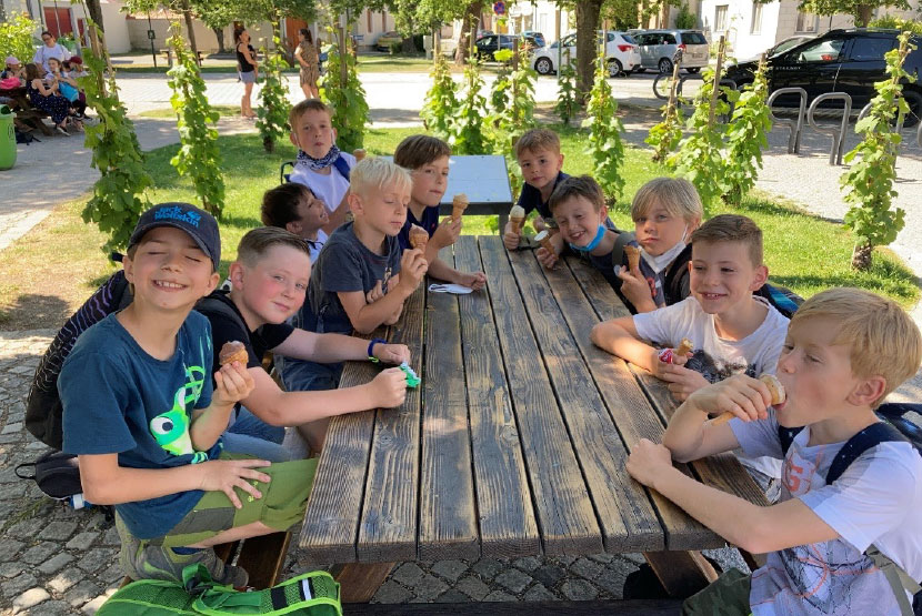 Eis essen in der Volksschule Tribuswinkel