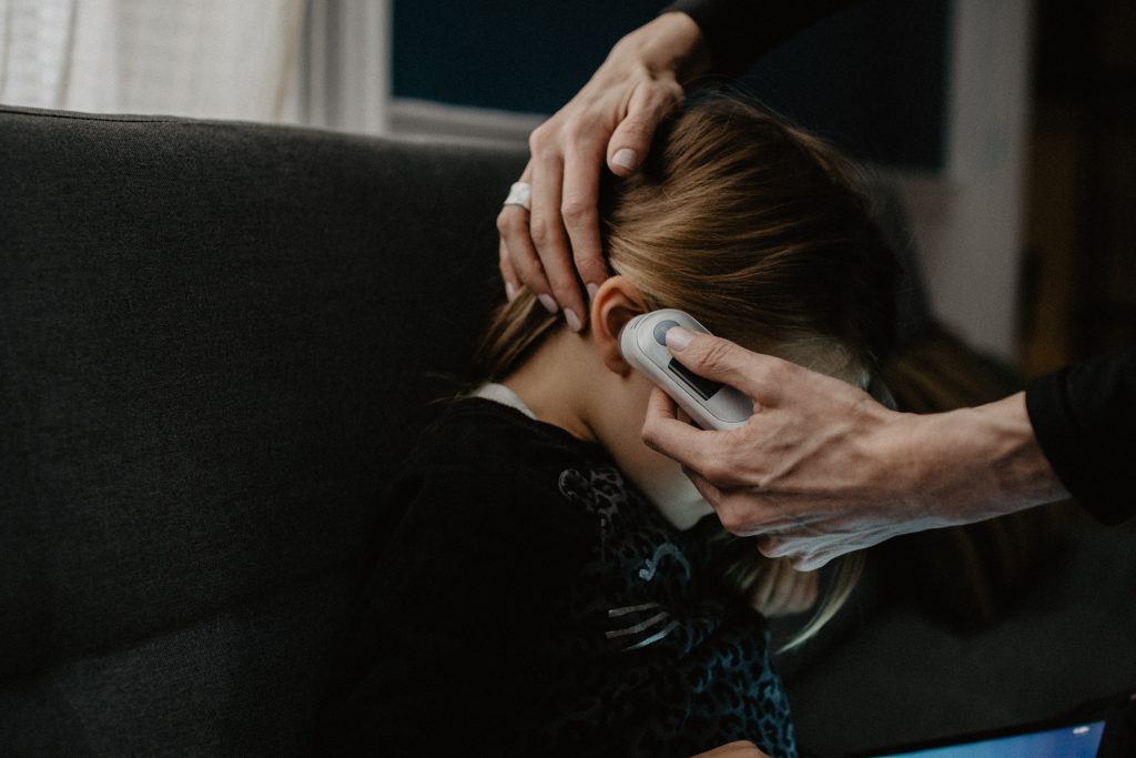 Kind krank melden Photo by Kelly Sikkema on Unsplash